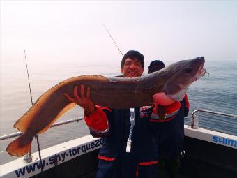 28 lb 9 oz Ling by Dennis Trinh.